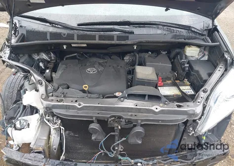 2018 Toyota Sienna Le 7 Passenger z USA, uszkodzony, nr VIN 5TDJZ3DC4JS207649